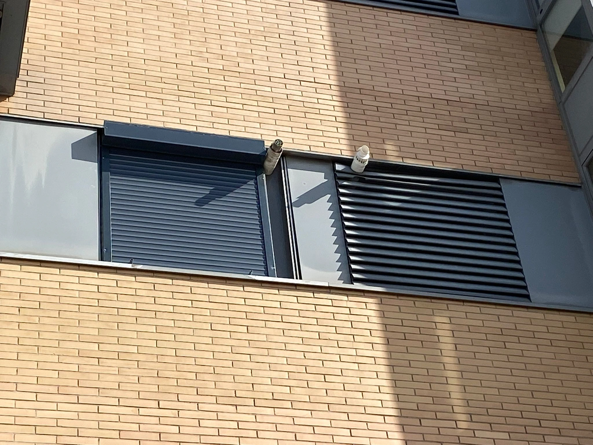 Equipo de GB Persianas trabajando en Madrid